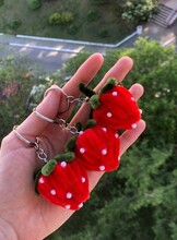 Мастер-класс "Брелочки-клубнички из синельной проволоки"