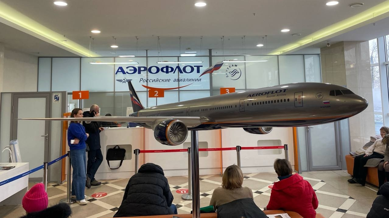 Онлайн билеты не купишь: почему хабаровчане вынуждены ночевать у офиса «Аэрофлота»