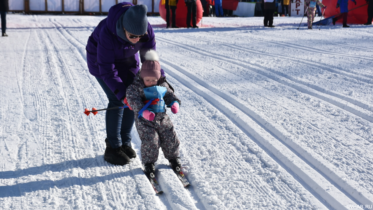 Двухлетний ребенок стал самым юным участником «Лыжни России» в Комсомольске (ФОТО; ВИДЕО)