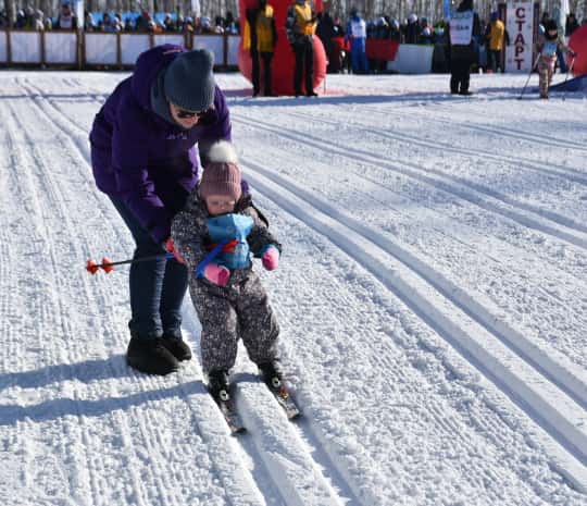 Двухлетний ребенок стал самым юным участником «Лыжни России» в Комсомольске (ФОТО; ВИДЕО)