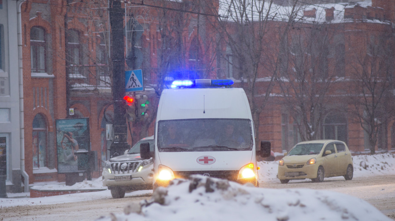 Горели крыша и сарай: пенсионер пострадал при пожаре в Хабаровском крае