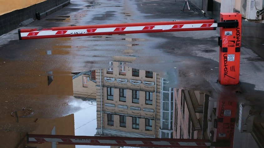 Суд отказал хабаровчанину в компенсации за поврежденный шлагбаумом Mercedes