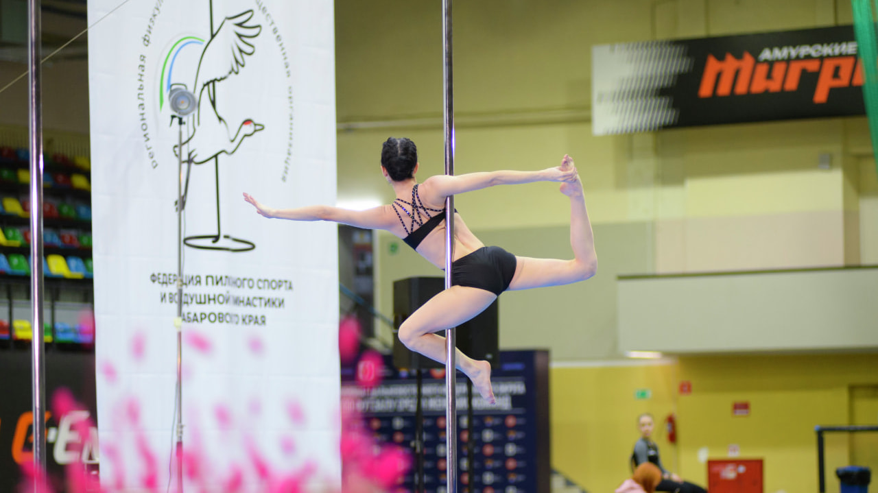 Удобство или вульгарность: почему девушкам запрещают тренироваться в топах и легинсах (ОПРОС)