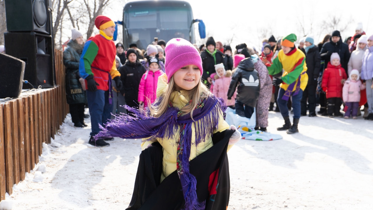 Столбы, каша, представление: «Широкую Масленицу» отмечают на базе отдыха «Дельфин» (ФОТО)