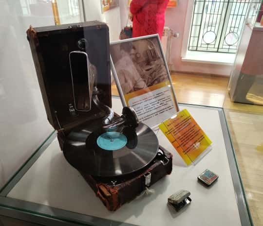 Проигрыватель 30-х годов представлен на новой выставке в Краеведческом музее (ФОТО)