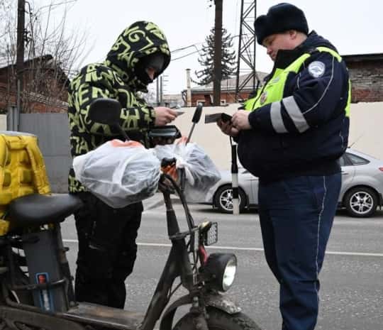 Новости к завтраку: в Госдуме нашли решение проблемы курьеров на электробайках