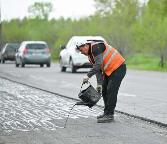 Кладет асфальт в дождь: об уникальной новой технике для ремонта дорог рассказал мэр