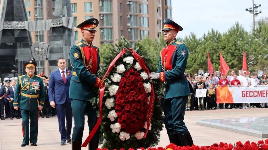 Хабаровчане возлагают цветы к Вечному огню (ФОТО)